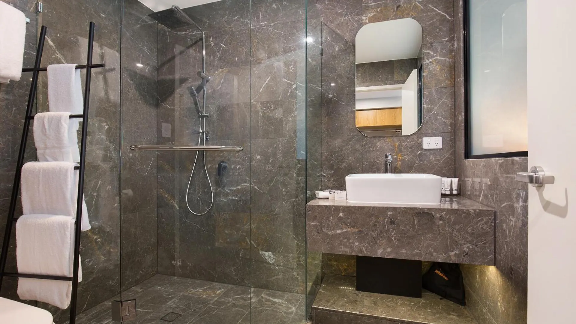 Jephson Hotel & Apartments Toowong 4*,  Australia